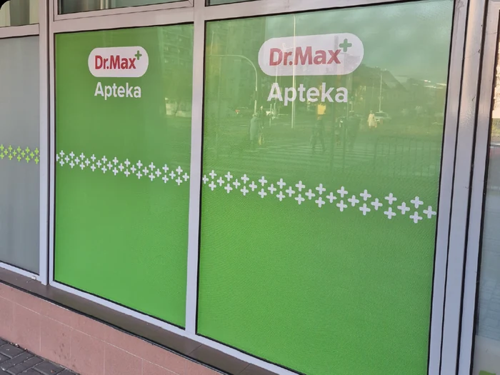 Oklejanie szyb — Apteka Dr.Max, realizacja b.center