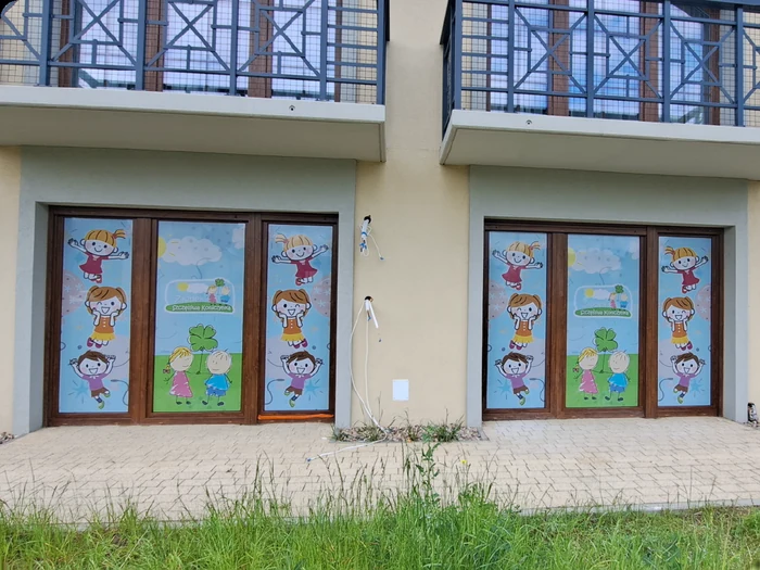 Oklejanie szyb — Szczęśliwa Koniczynka, realizacja b.center