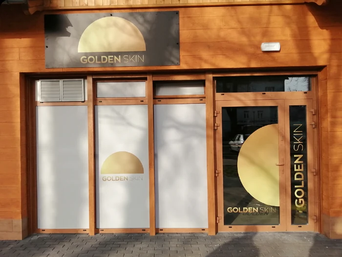 Oklejanie szyb — Golden Skin, realizacja b.center