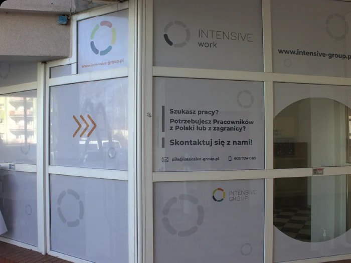 Oklejanie szyb — Intensive Work, realizacja b.center