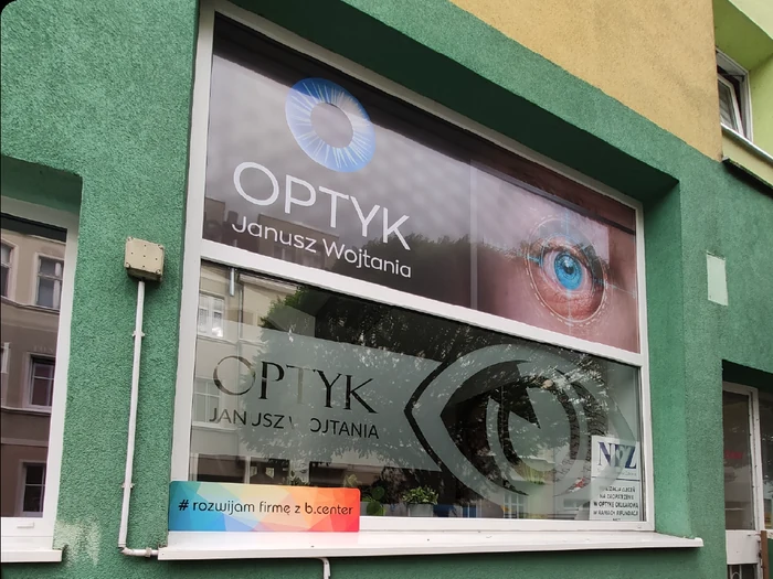 Oklejanie szyb — Optyk Janusz Wojtania, realizacja b.center