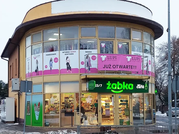 Oklejanie szyb — LUPI, realizacja b.center