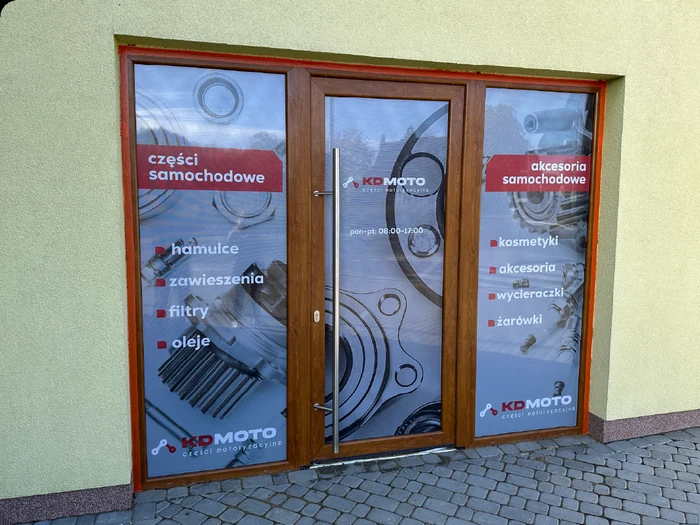 Oklejanie szyb — KD MOTO, realizacja b.center