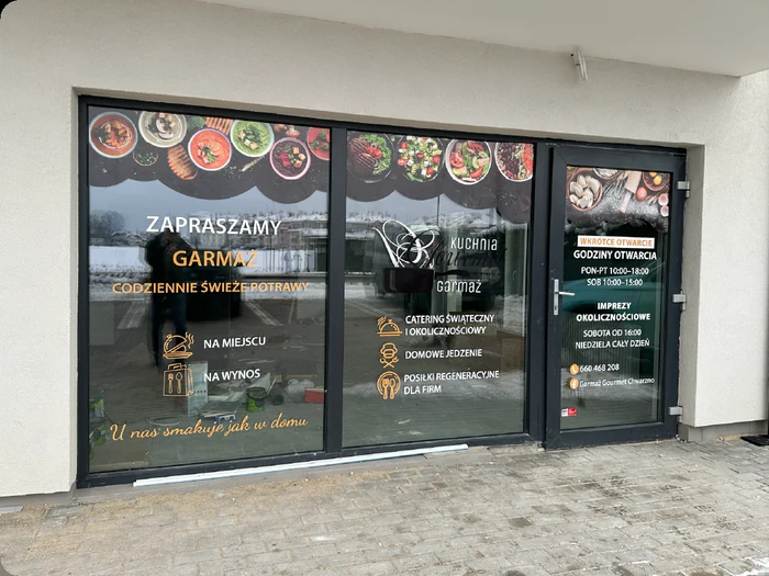 Oklejanie szyb — Lokal gastronomiczny, realizacja b.center