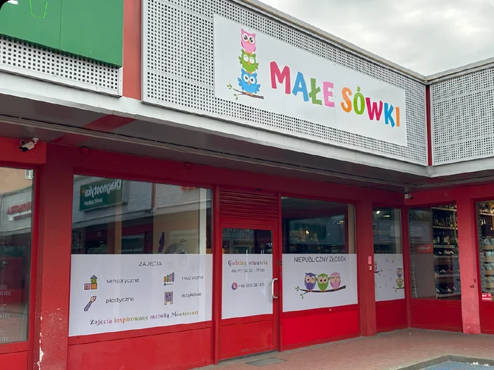 Oklejanie szyb — Małe Sówki, realizacja b.center