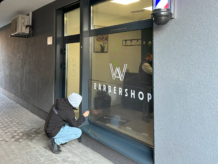 Oklejanie szyb — Barbershop, realizacja b.center