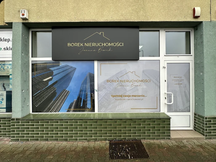 Oklejanie szyb — Borek Nieruchomości, realizacja b.center