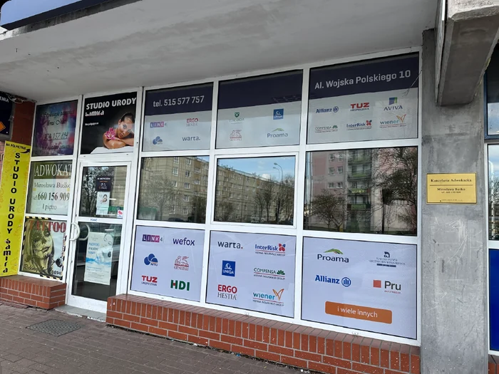 Oklejanie szyb — Pasaż usługowy, realizacja b.center