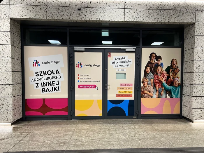 Oklejanie szyb — Early Stage, realizacja b.center