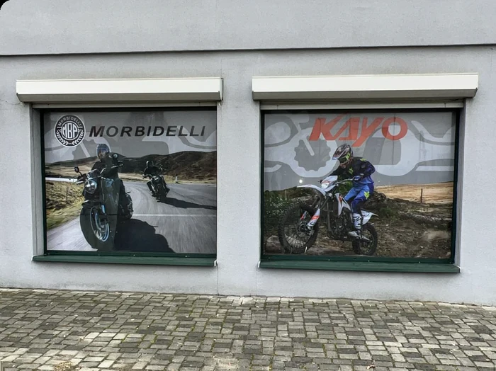 Oklejanie szyb — Moto Sport, realizacja b.center