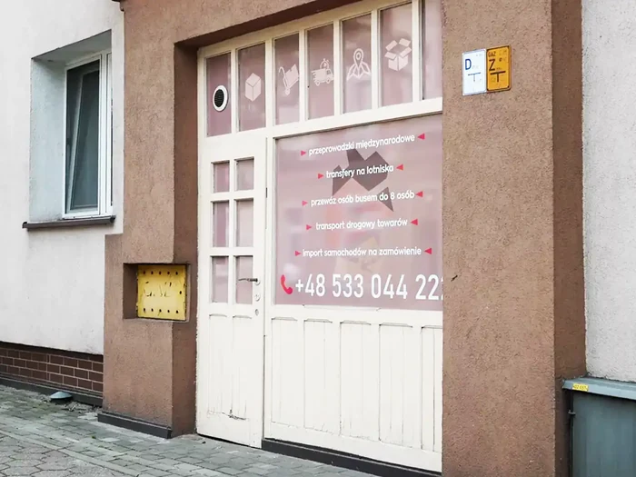 Oklejanie szyb — Lokal usługowy, realizacja b.center