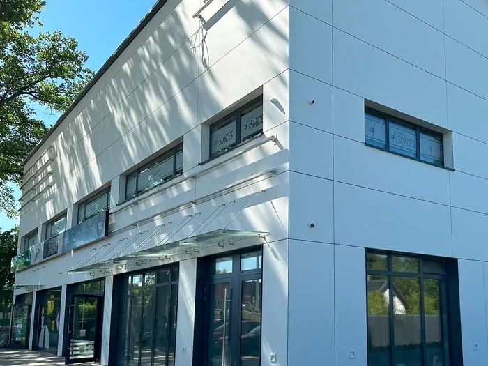 Oklejanie szyb — Budynek usługowy, realizacja b.center
