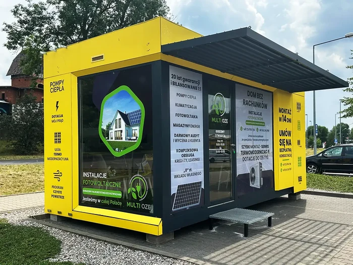 Oklejanie szyb — Multi OZE, realizacja b.center