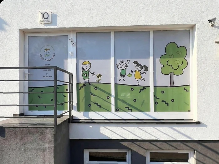 Oklejanie szyb — Placówka dla dzieci, realizacja b.center