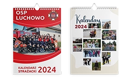 Dwa kalendarze spiralowane. Jeden czerwony z grupą strażaków, drugi z kolażem zdjęć rodzinnych.