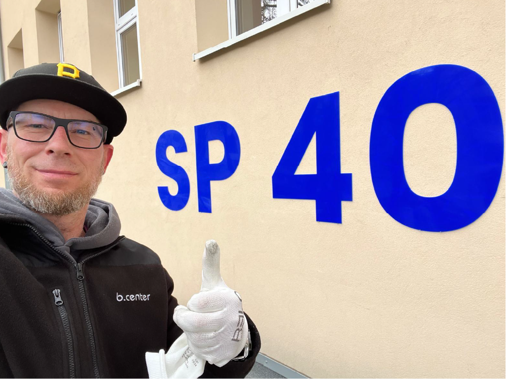 Realizacja liter przestrzennych 3D. Montaż liter SP 40 na fasadzie szkoły przez b.center.