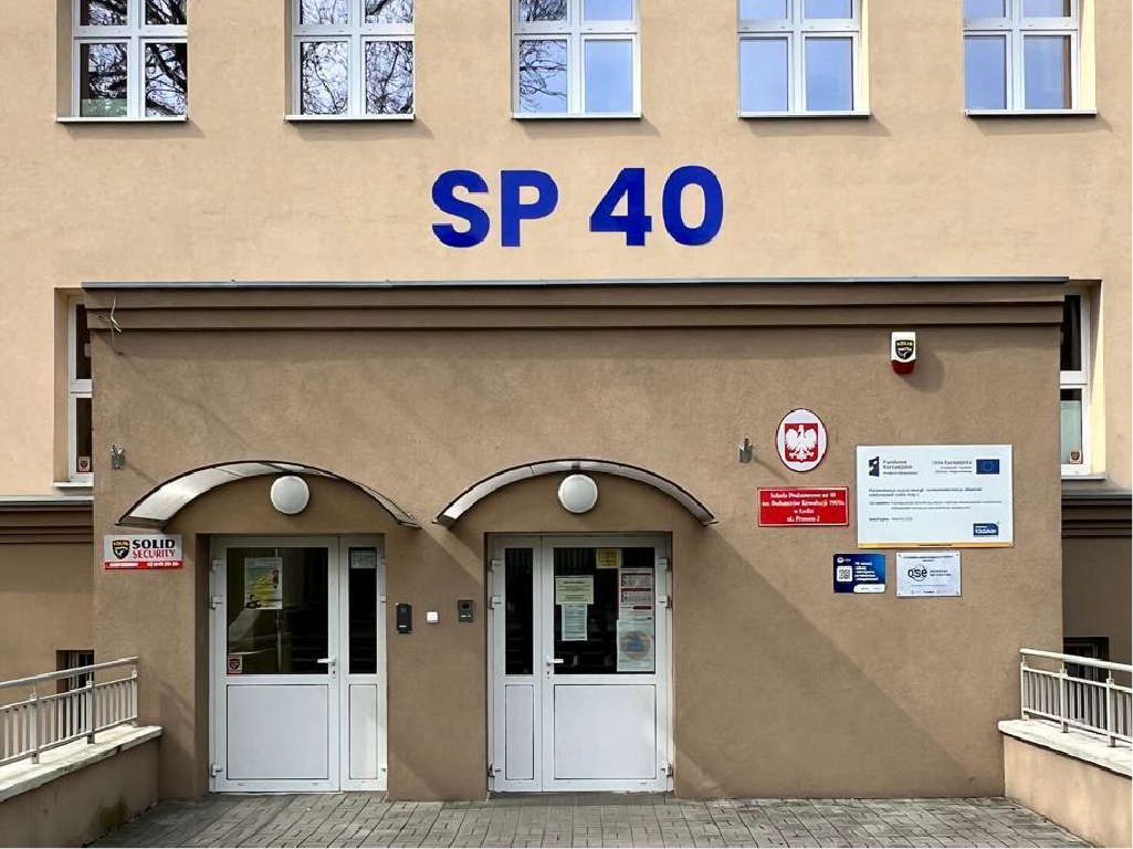 Litery przestrzenne 3D SP 40. Montaż liter na fasadzie budynku, zewnętrzna reklama szkoły.