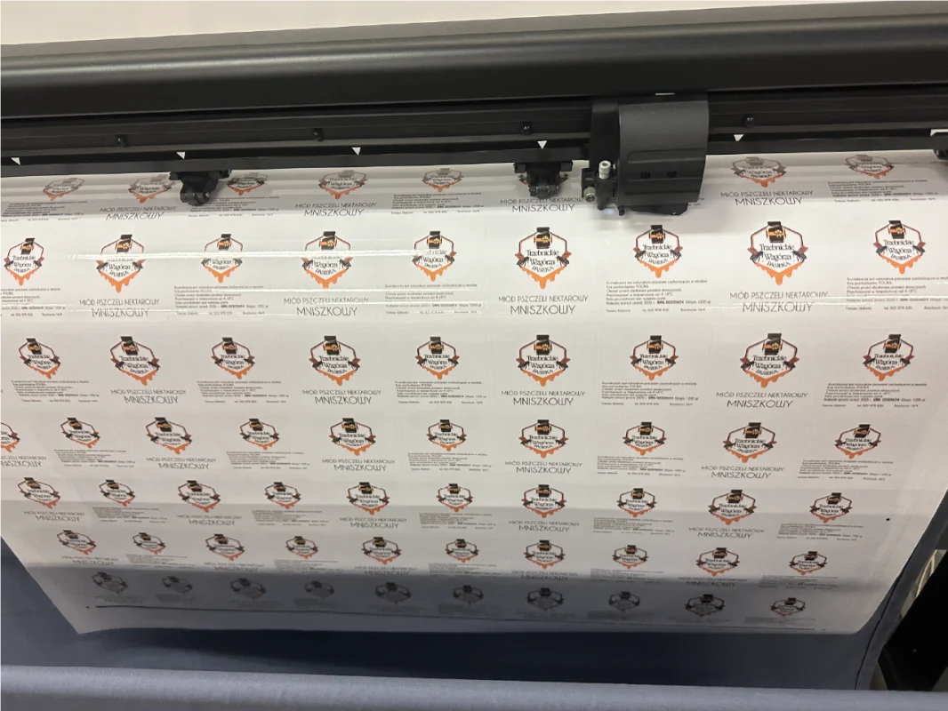 Produkcja etykiet na rolce. Druk etykiet produktowych, personalizowanie naklejek samoprzylepnych.