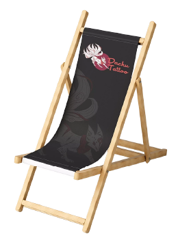 Drewniany leżak z nadrukiem. Czarny leżak reklamowy z grafiką dla salonu tatuażu, personalizowany.