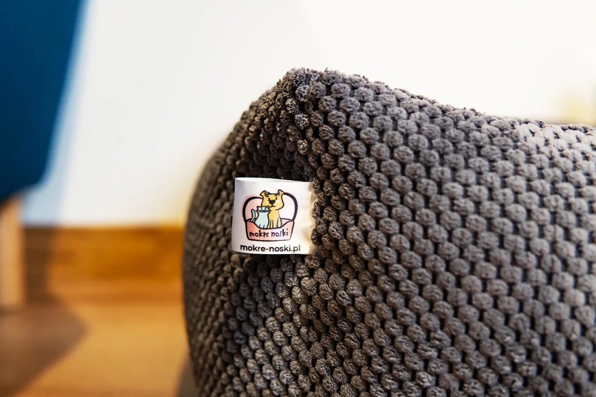 Metki wszywki z logo Mokre Noski. Produkcja personalizowanych metek produktowych do akcesoriów dla zwierząt.