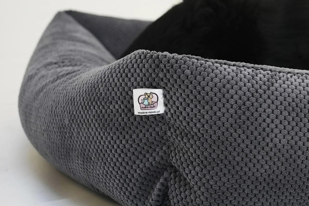 Metki produktowe z logo. Produkcja personalizowanych wszywek do akcesoriów dla zwierząt, metki firmowe.