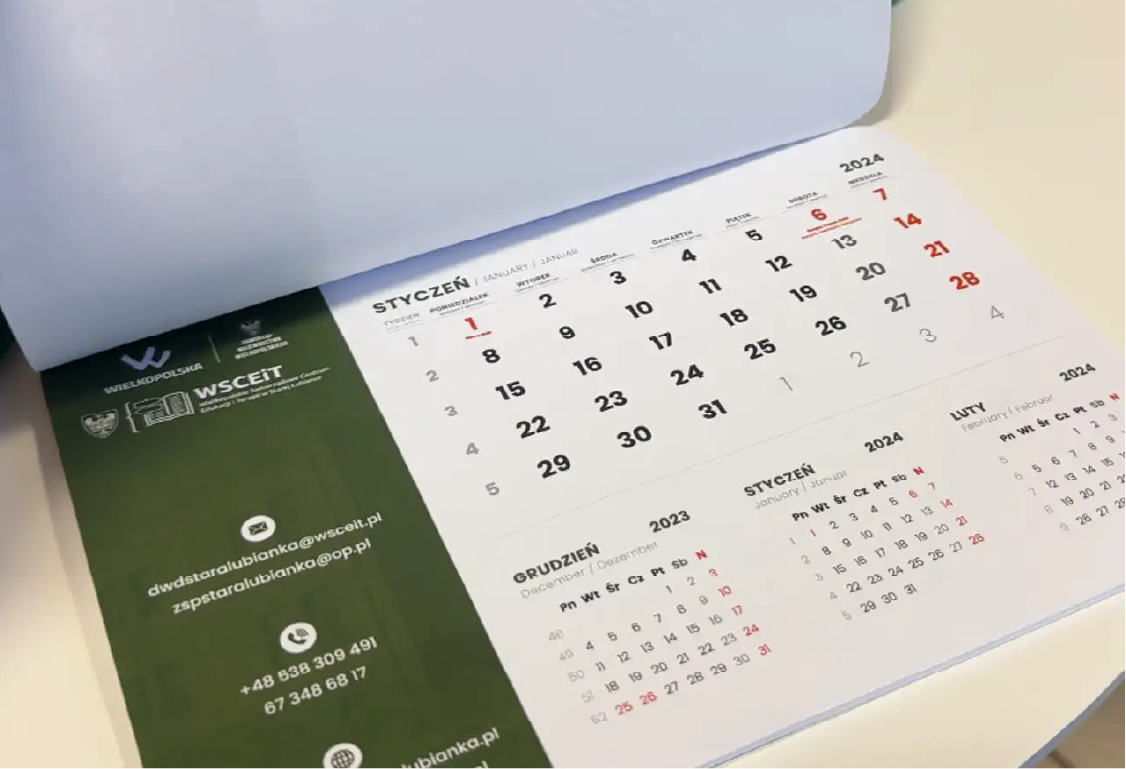 Kalendarz biurkowy z logo WSCEIT. Druk kalendarzy firmowych z danymi kontaktowymi, na 2024 rok.