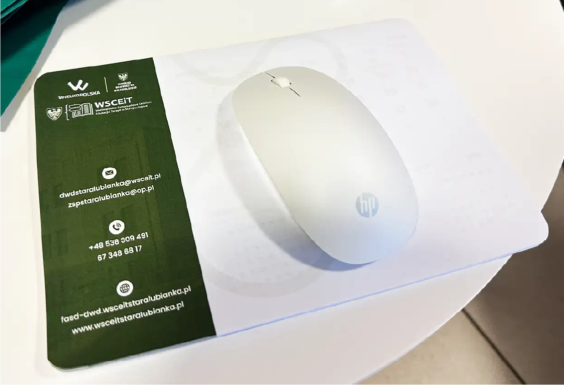 Mousepad z logo WSCEIT. Podkładka pod mysz z nadrukiem i danymi kontaktowymi, gadżet reklamowy.