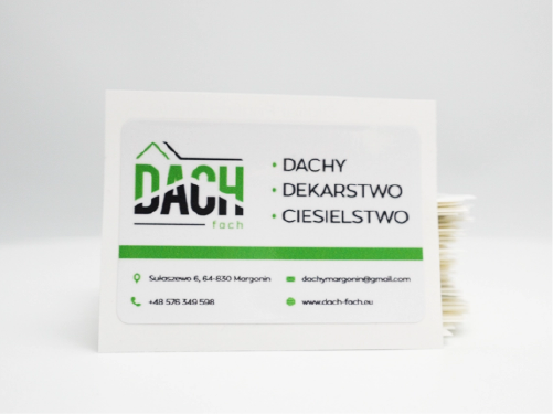 Naklejki reklamowe Dach Fach w stosie. Samoprzylepne naklejki z ofertą dekarstwa, ciesielstwa, dachy.
