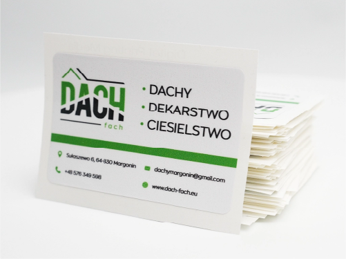 Naklejki samoprzylepne dla dekarstwa. Produkcja naklejek firmowych z logo Dach Fach i kontaktem.