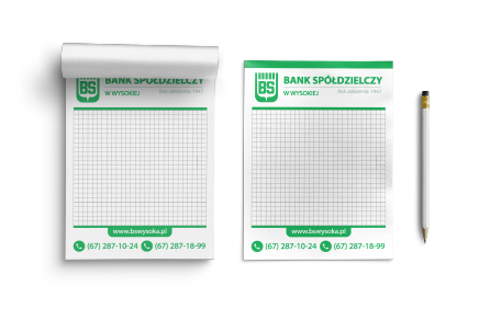Dwa notesy z nadrukiem, zielono-białe, kratkowane. Notesy reklamowe.