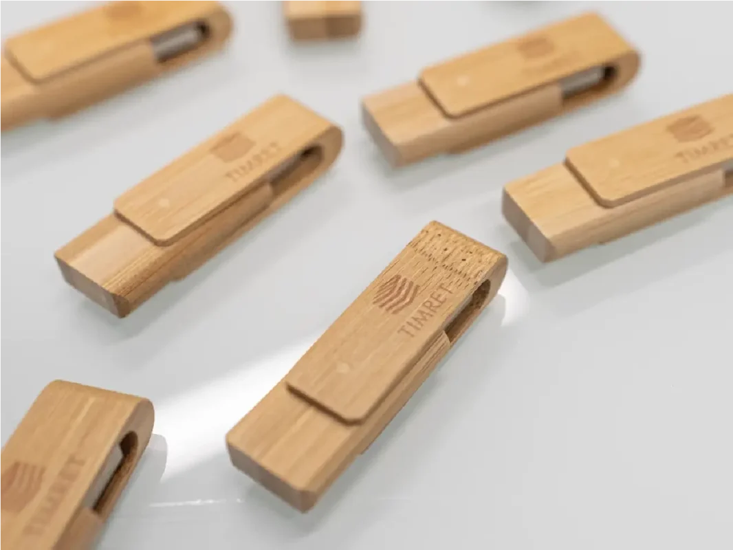 Ekologiczne pendrive'y z grawerem. Personalizowane pamięci USB z logo TIMRET, upominki firmowe.