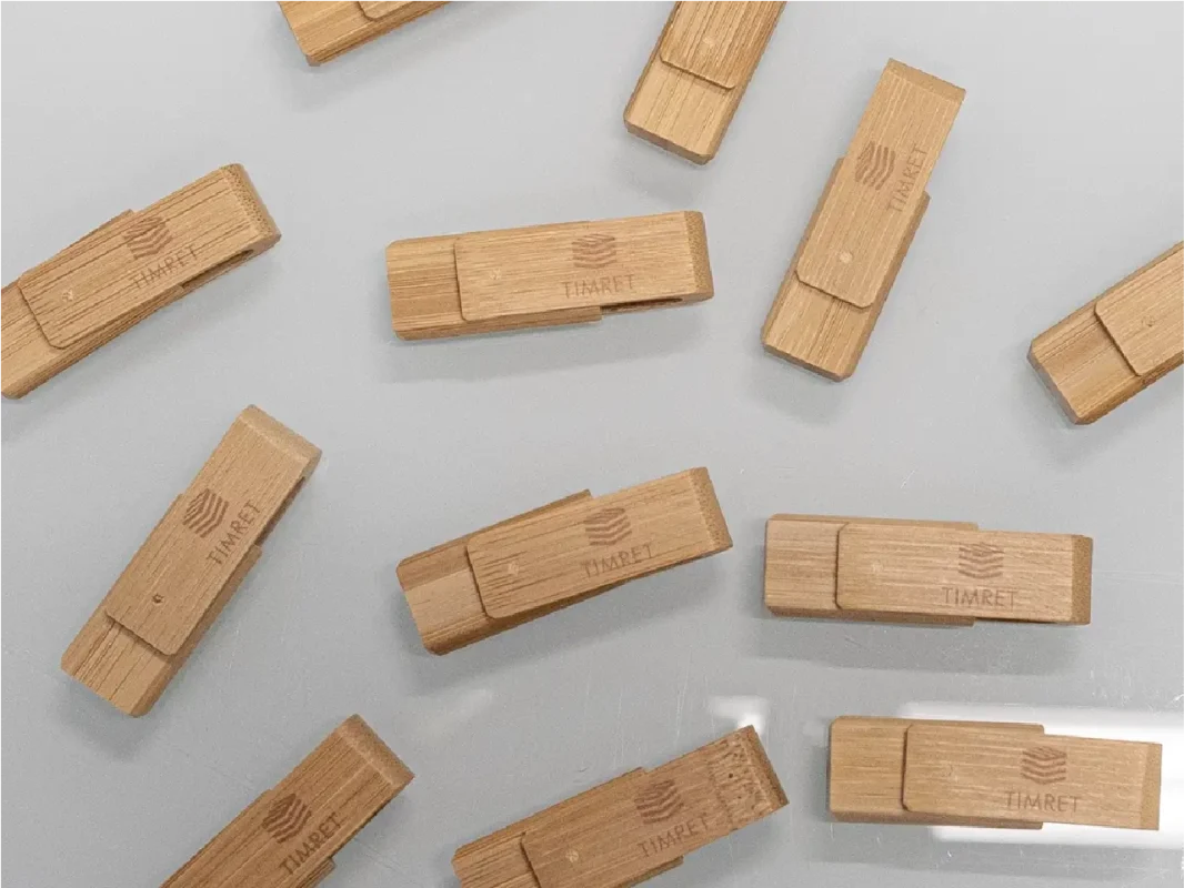 Drewniane pendrive'y z logo TIMRET. Ekologiczne gadżety reklamowe, grawerowanie na pendrive'ach firmowych.