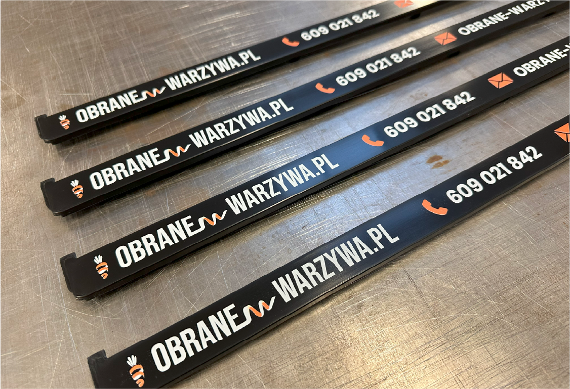 Reklama na ramkach z logo i kontaktem, gadżety firmowe.