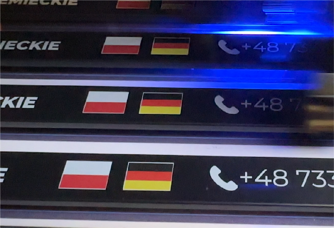 Druk ramek tablic rejestracyjnych. Reklama na ramkach z flagami Polski i Niemiec, dla usług międzynarodowych.
