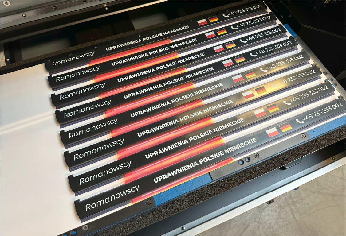 Ramki tablic rejestracyjnych z logo Romanowscy. Reklama uprawnień polskich i niemieckich, gadżety firmowe.