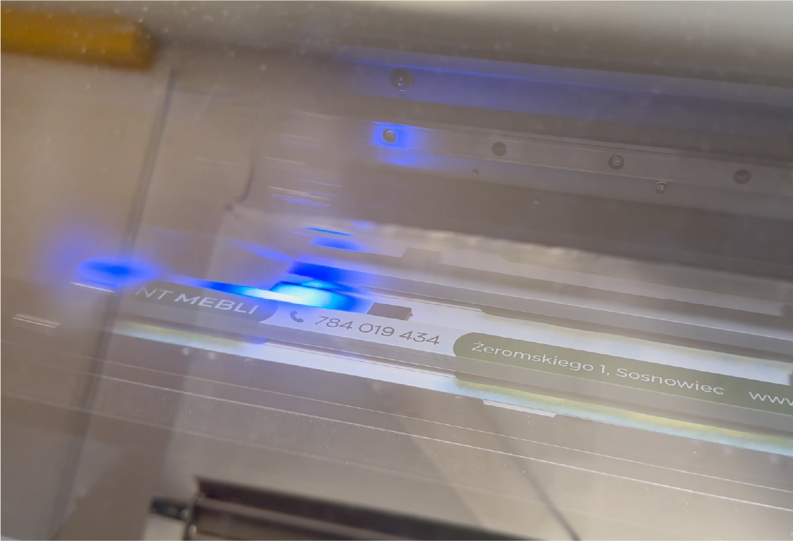 Druk na ramkach tablic rejestracyjnych. Produkcja personalizowanych ramek reklamowych z danymi producenta mebli.