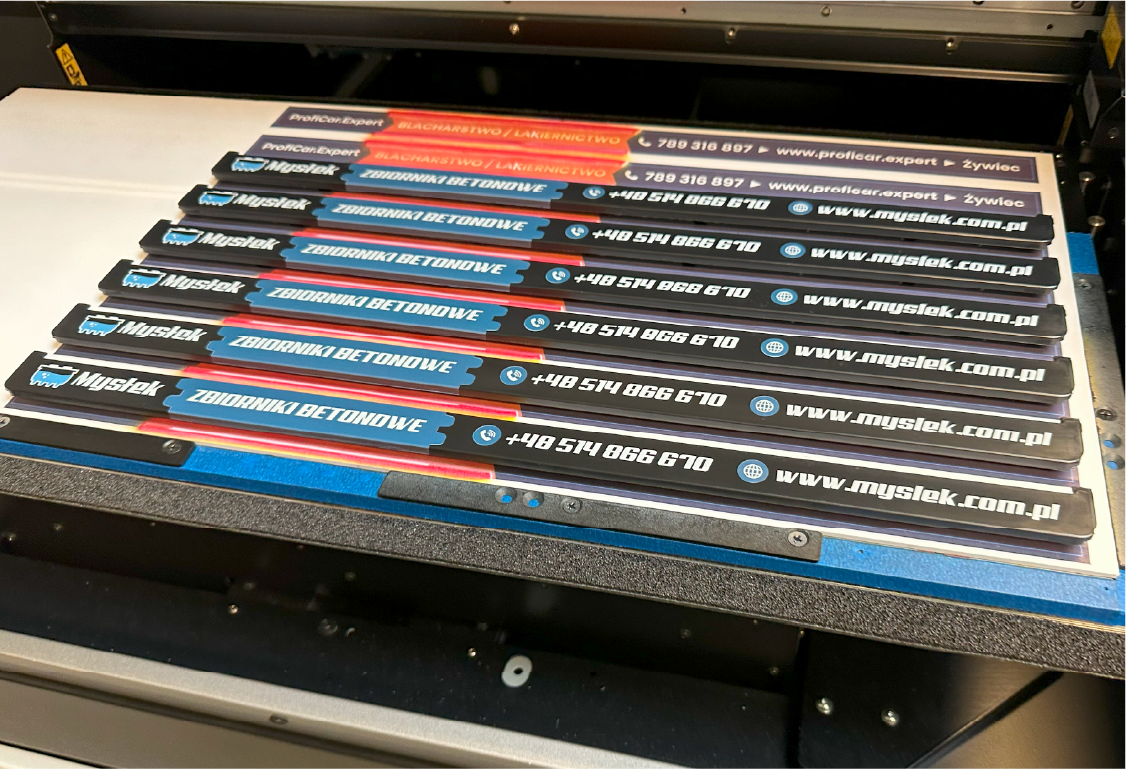 Druk ramek tablic rejestracyjnych. Produkcja personalizowanych ramek reklamowych Zbiorniki Betonowe.
