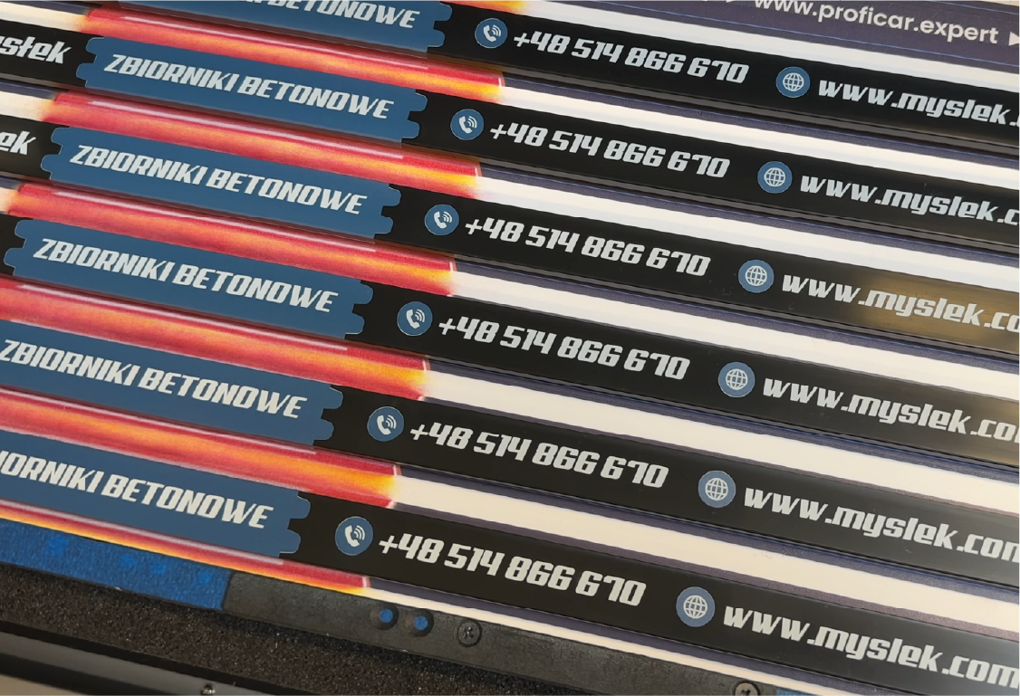 Produkcja ramek tablic rejestracyjnych z logo. Personalizowane ramki reklamowe dla Zbiorniki Betonowe.