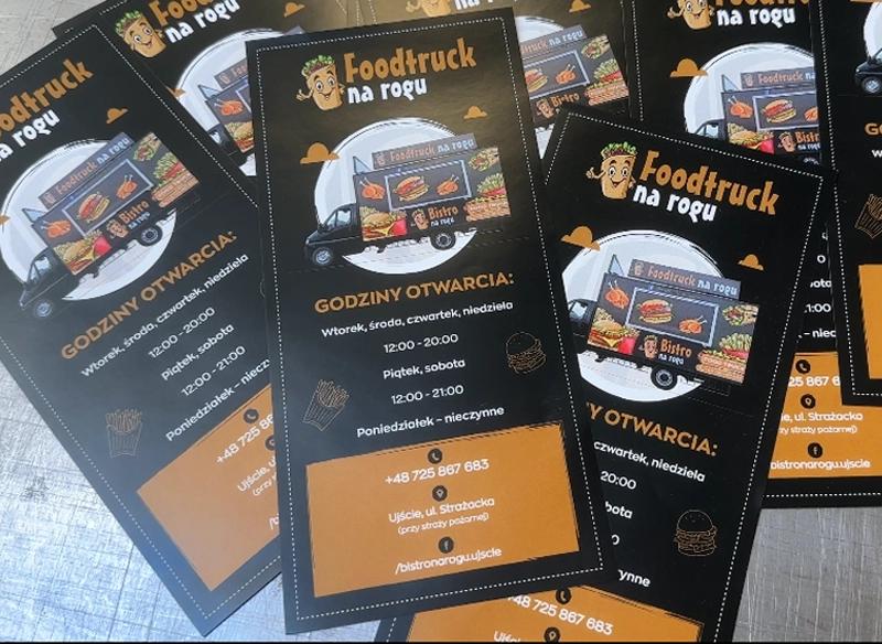 Czarne ulotki reklamowe z grafiką foodtrucka. Ulotki gastronomiczne.