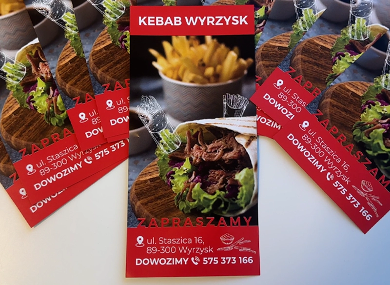 Ulotki reklamowe. Czerwone ulotki z grafiką kebaba i frytek. Ulotki gastronomiczne.