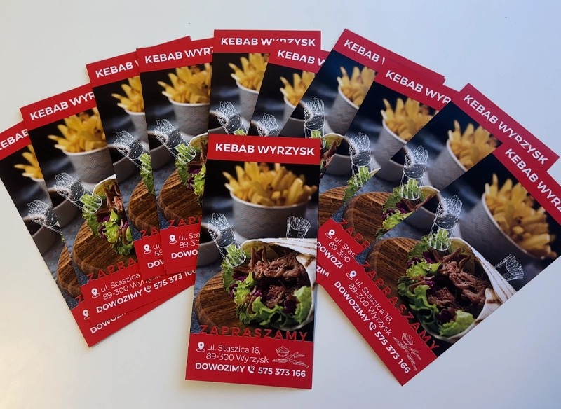 Ulotki reklamowe. Czerwone ulotki z grafiką kebaba i frytek. Ulotki gastronomiczne.