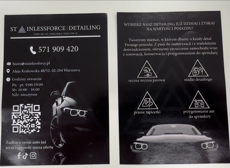 Dwie czarne ulotki reklamowe z nadrukiem samochodu i ikonami usług. Ulotki detailing samochodowy.