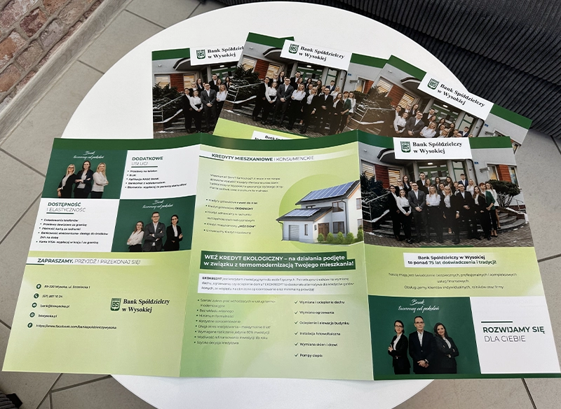 Ulotki reklamowe. Rozłożona ulotka z grafikami ludzi i domu z panelami. Ulotki firmowe.