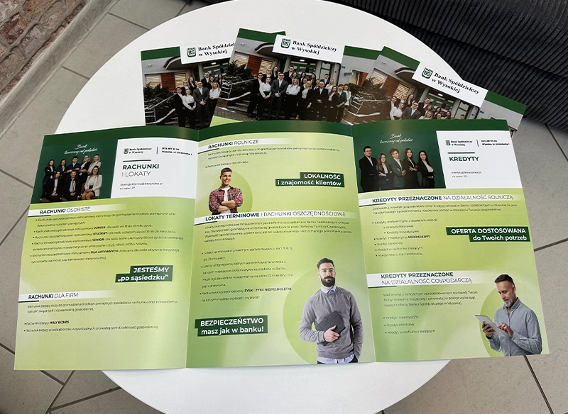 Ulotki reklamowe. Rozłożona ulotka z grafikami ludzi, zielono-biała. Ulotki firmowe.