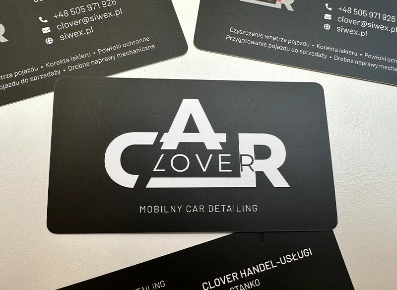 Czarne wizytówki reklamowe z białym logo "CAR LOVER". Wizytówka detailing samochodowy.