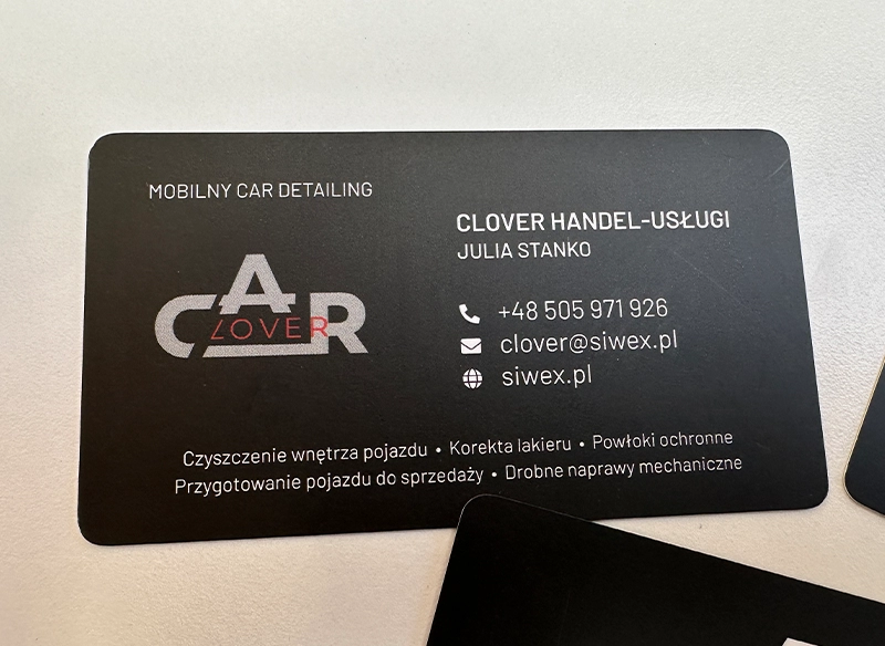 Czarne wizytówki reklamowe z białym logo "CAR LOVER". Wizytówka detailing samochodowy.