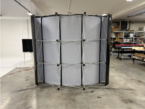 Aluminiowa konstrukcja ścianki reklamowej pop-up. Modułowy system wystawienniczy do montażu.