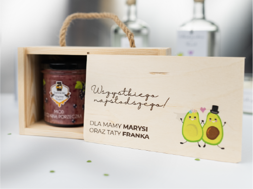 Drewniana skrzynka na miody z rączką. Personalizowane opakowanie prezentowe z miodem czarnoporzeczkowym.