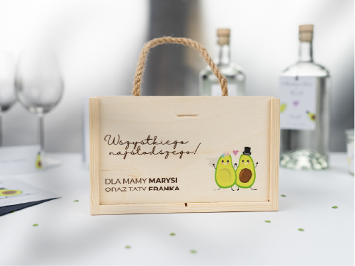 Personalizowana drewniana skrzynka na miody. Opakowanie prezentowe z nadrukiem i grafiką avocado.
