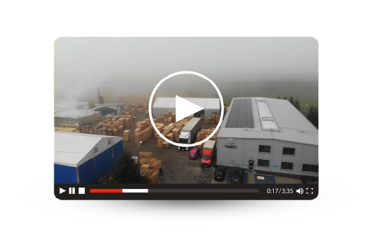 Ramka wideo, widok z lotu ptaka na zakład produkcyjny drewna. Spot reklamowy przemysł.
